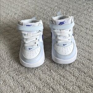 Nike sneakers, 4C